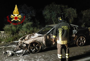 Ittiri, auto in fiamme, intervengono i Vigili del Fuoco di Sassari