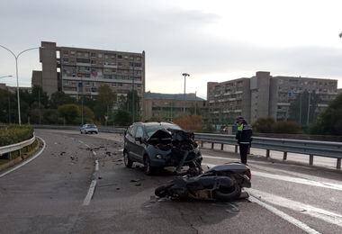 Cagliari. Con l'auto travolge uno scooter, accusato di omicidio stradale il 41enne di Sinnai