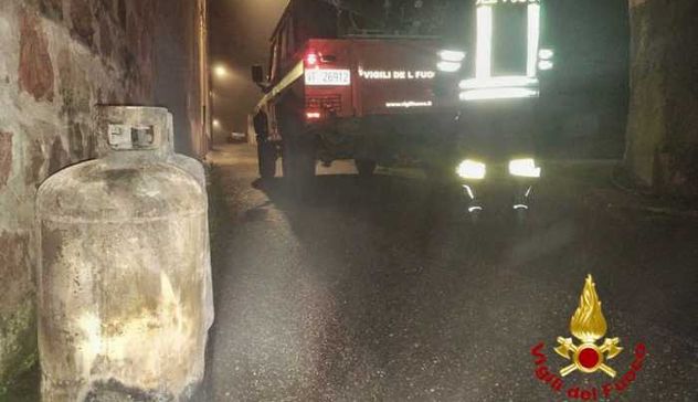 Incendio in un deposito di legname: paura a Samugheo 