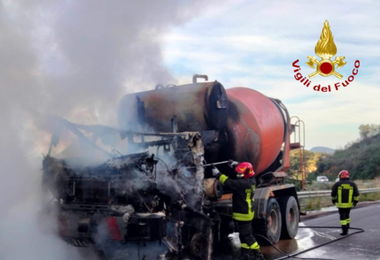 Autobetoniera in fiamme, i Vigili del fuoco intervengono sulla SP 27 nel territorio di Villagrande Strisali