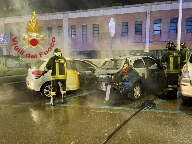 Quattro auto in fiamme nella notte a Cagliari