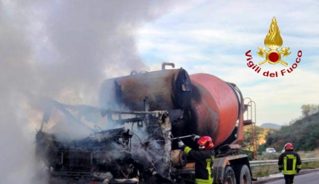 Autobetoniera in fiamme, i Vigili del fuoco intervengono sulla SP 27 nel territorio di Villagrande Strisali