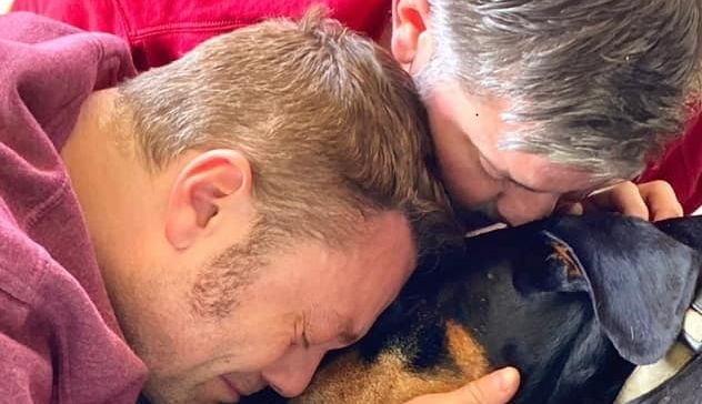 Tiziano Ferro piange la morte del suo cane Jake: “Ciao Gigio, non ti dimenticheremo mai”