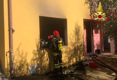 Appartamento prende fuoco a Suelli: tempestivo intervento dei Vigili del Fuoco