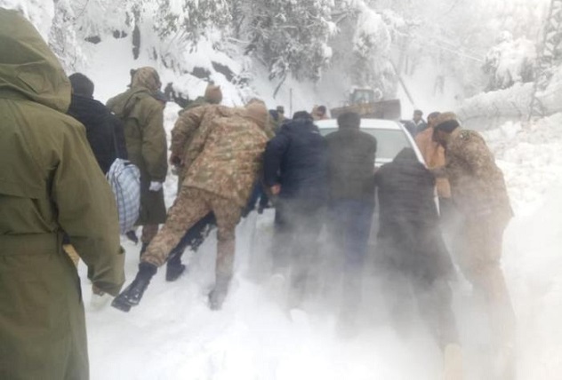 Dramma in Pakistan: auto intrappolate nella neve, 21 morti assiderati