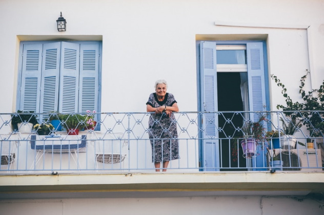 “Sa mexina de s’ogu” in Sardegna: Tzia Rosa, un’anziana guaritrice, ci spiega come si esegue questo rito senza tempo 