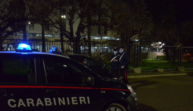 Cagliari. Punta un coltello contro un giovane: arrestato 19enne