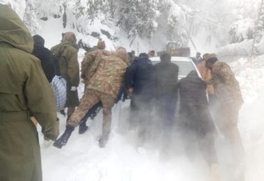 Dramma in Pakistan: auto intrappolate nella neve, 21 morti assiderati