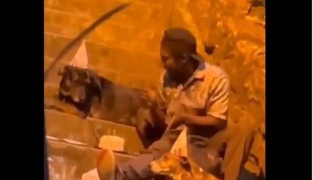 Un senzatetto festeggia per strada il compleanno del suo cane, il video diventa virale e cambia la sua vita
