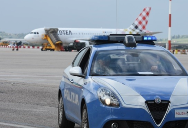 Perde 4 mila euro in aeroporto: la Polizia recupera la busta contenente il denaro