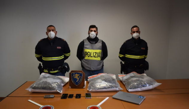 Trovati 8.300 chili di marijuana durante un controllo, arrestati 2 giovani dalla Polizia Stradale