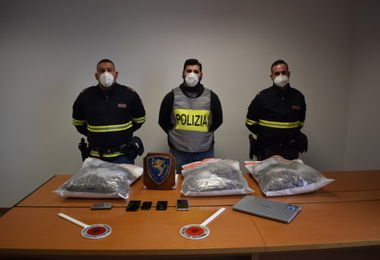 Trovati 8.300 chili di marijuana durante un controllo, arrestati 2 giovani dalla Polizia Stradale