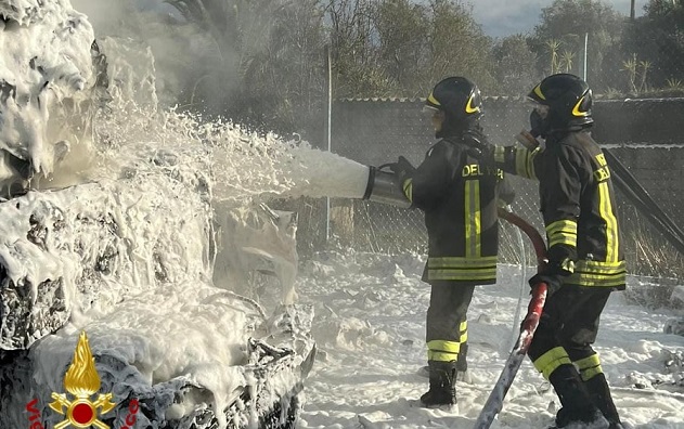 In fiamme deposito demolizioni a Iglesias: intervengono i Vigili del Fuoco
