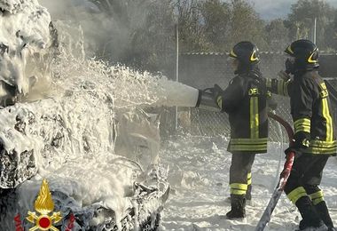 In fiamme deposito demolizioni a Iglesias: intervengono i Vigili del Fuoco
