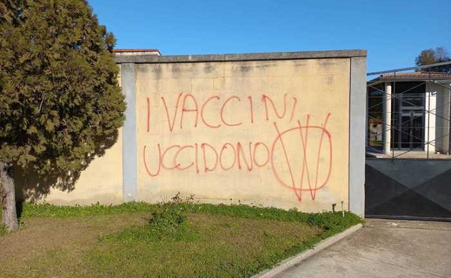 A Gonnosfanadiga scritte sui muri contro vaccini, green pass e assessore comunale