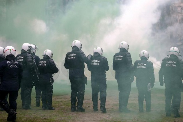 Bruxelles. Manifestazione no vax finisce in rivolta: lacrimogeni su dimostranti