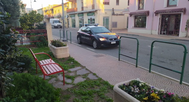 Muravera. Distrugge la panchina rossa simbolo delle vittime di femminicidio, denunciato dai Carabinieri