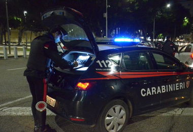 Ruba bottiglie di vodka e vini di pregio in un ristorante di Cagliari, denunciato un 32enne