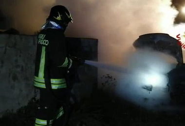 Quartucciu. Un’auto va a fuoco in un'area rurale della località Sant'Isidoro