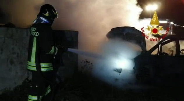 Quartucciu. Un’auto va a fuoco in un'area rurale della località Sant'Isidoro