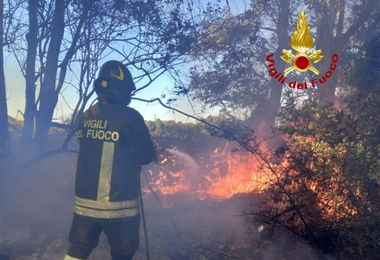 Alghero: un incendio di macchia mediterranea in località San Marco 