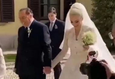 Momento napoletano al “matrimonio” di Berlusconi: canta Gigi D’Alessio