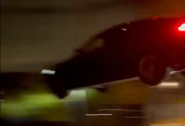 Auto volante a Los Angeles, una Tesla a tutta velocità spicca il volo da una collina della città