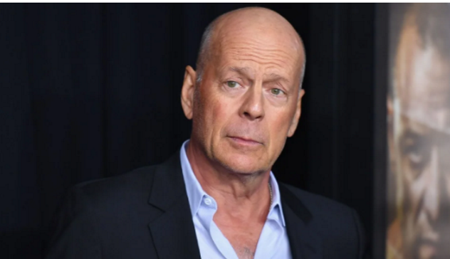 Bruce Willis si ritira dalle scene, Demi Moore: “Non può recitare per problemi cognitivi”