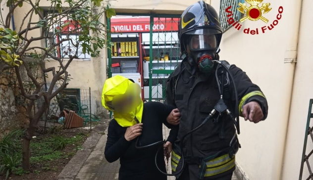 Appartamento va a fuoco a causa della stufa: soccorsa una signora asmatica