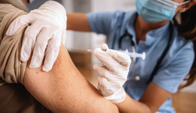 Vaccini, Costa: “Il 12 aprile riunione dell’Aifa per la quarta dose agli over 80”