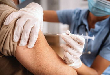 Vaccini, Costa: “Il 12 aprile riunione dell’Aifa per la quarta dose agli over 80”
