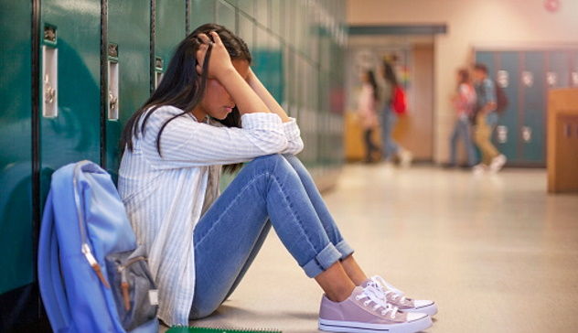 Tredicenne aggredita dai bulli a scuola: le hanno rotto il naso 