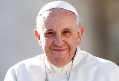 Papa Francesco non può camminare. “Devo obbedire al medico”