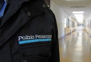 Gli agenti della Polizia penitenziaria del carcere di Bancali salvano la vita a due reclusi