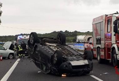 Scontro tra due auto sulla Sassari-Olbia: tre persone in ospedale