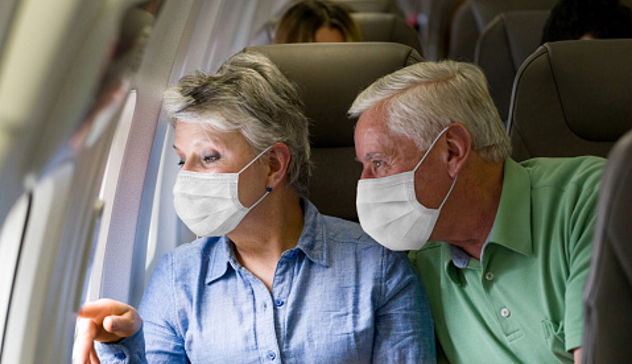 Dal 16 maggio stop all'obbligo di mascherina sugli aerei in Ue