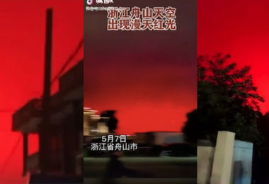 Lo strano fenomeno in Cina: il cielo si tinge di rosso