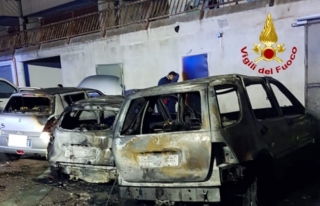 Cagliari. Auto in sosta in fiamme nel quartiere Sant'Elia: si indaga per scoprire cause