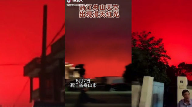 Lo strano fenomeno in Cina: il cielo si tinge di rosso