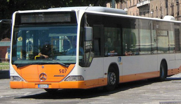 Cagliari. Colto da infarto sul bus: muore un 52enne 