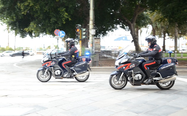 Cagliari. Allontanato dal locale ma rifiuta ed estrae pistola: denunciata guardia giurata