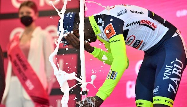 Girmay vince la tappa del Giro ma è costretto a ritirarsi: si fa male con il tappo dello spumante