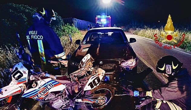 Incidente a Loiri: auto tampona moto, due giovani in codice rosso