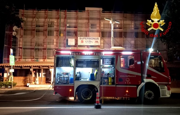 Arzachena. Bar in fiamme: evacuati appartamenti soprastanti e soccorsi donna e bimbo