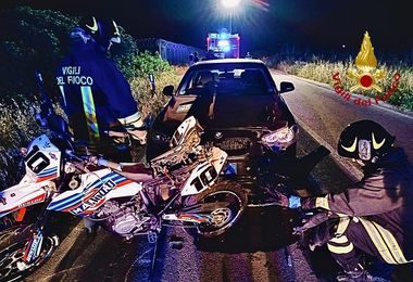 Incidente a Loiri: auto tampona moto, due giovani in codice rosso