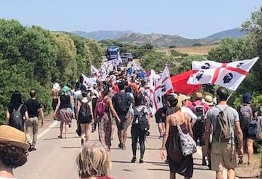 Teulada. Corteo di 600 persone contro le esercitazioni Nato in Sardegna