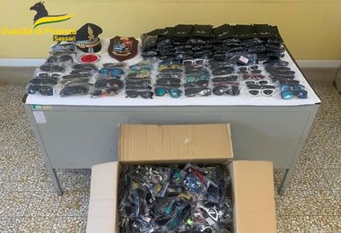 Sequestrati oltre 1.100 prodotti con marchio contraffatto nel centro di Sassari