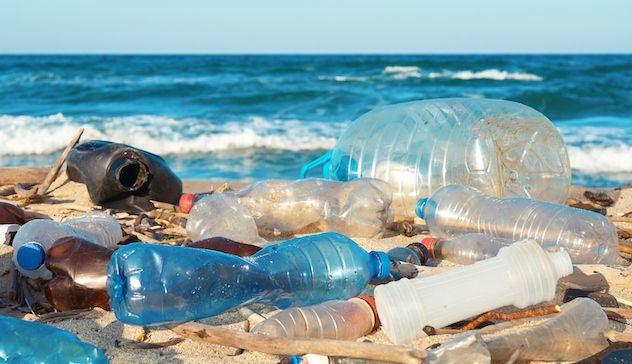 Nelle spiagge di Cagliari vietati i prodotti in plastica monouso