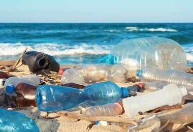 Nelle spiagge di Cagliari vietati i prodotti in plastica monouso
