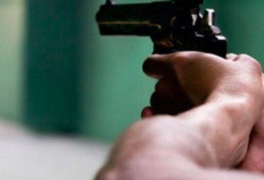 Tragedia al poligono di tiro: 60enne si spara in faccia